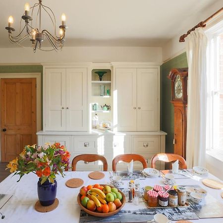 ドーキング The Waltons Bed & Breakfast エクステリア 写真