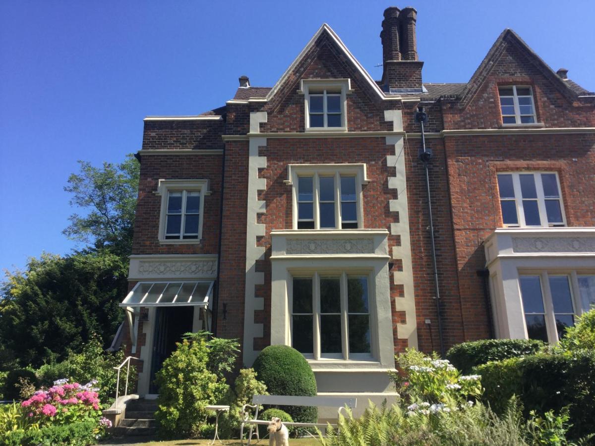 ドーキング The Waltons Bed & Breakfast エクステリア 写真