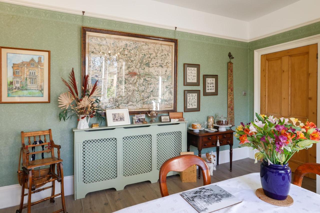 ドーキング The Waltons Bed & Breakfast エクステリア 写真