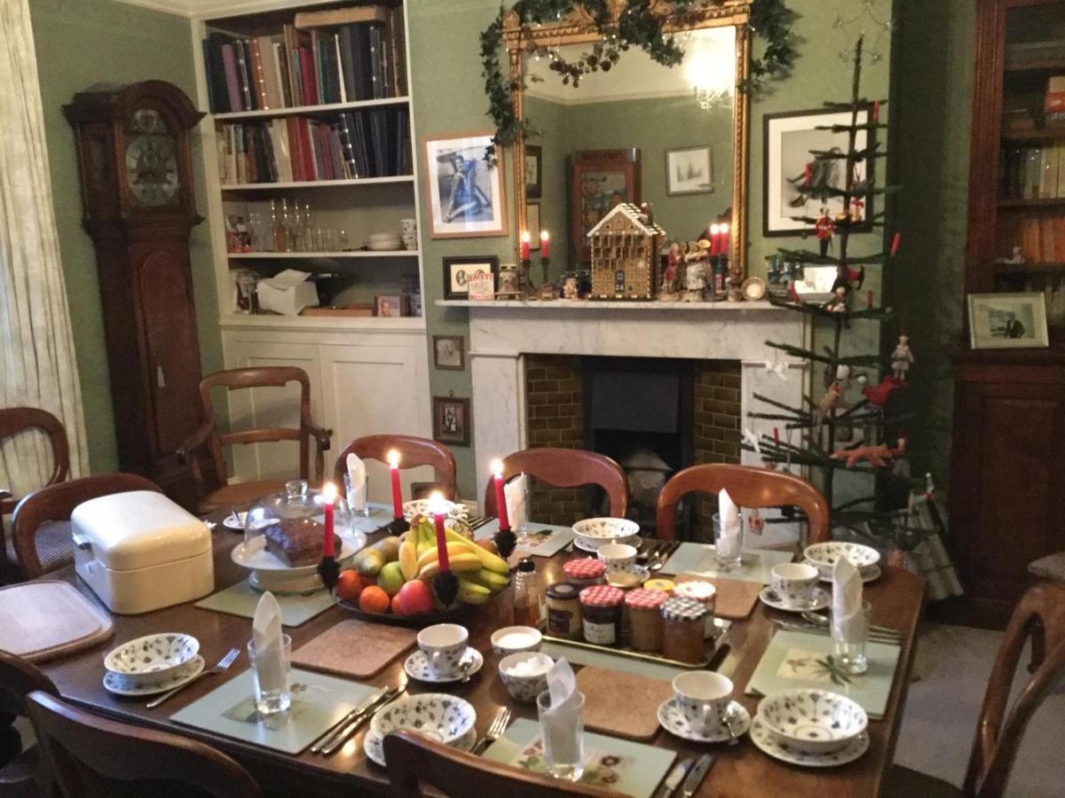 ドーキング The Waltons Bed & Breakfast エクステリア 写真